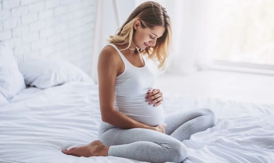 /img/25898-pregnant-woman-smiling.webp