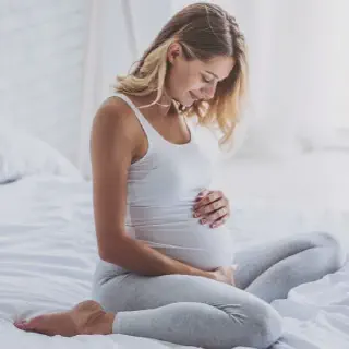 /img/25898-pregnant-woman-smiling.webp