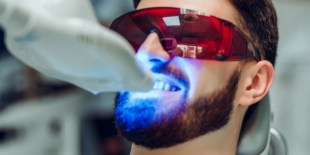 /img/25915-teeth-whitening-maintenance.webp