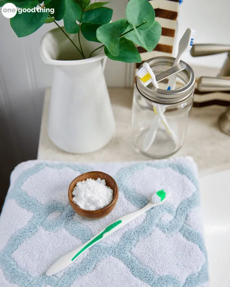 /img/26006-teeth-cleaning-toothbrush.webp