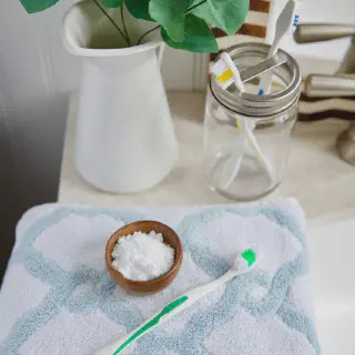 /img/26006-teeth-cleaning-toothbrush.webp