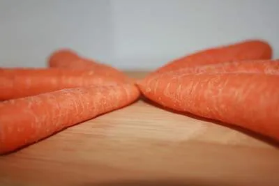 26057 carrot face mask applying