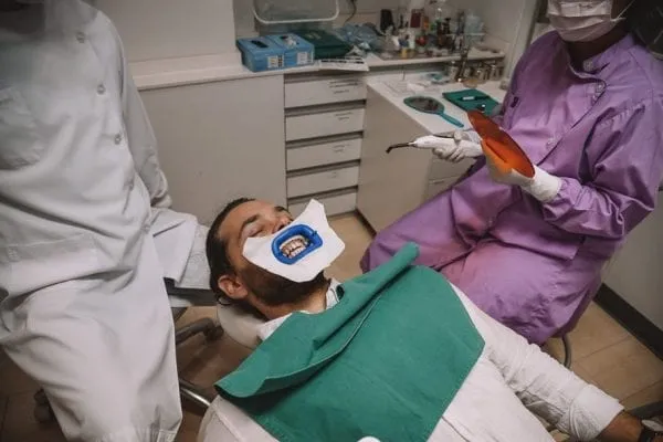 /img/26085-teeth-whitening-aftercare.webp