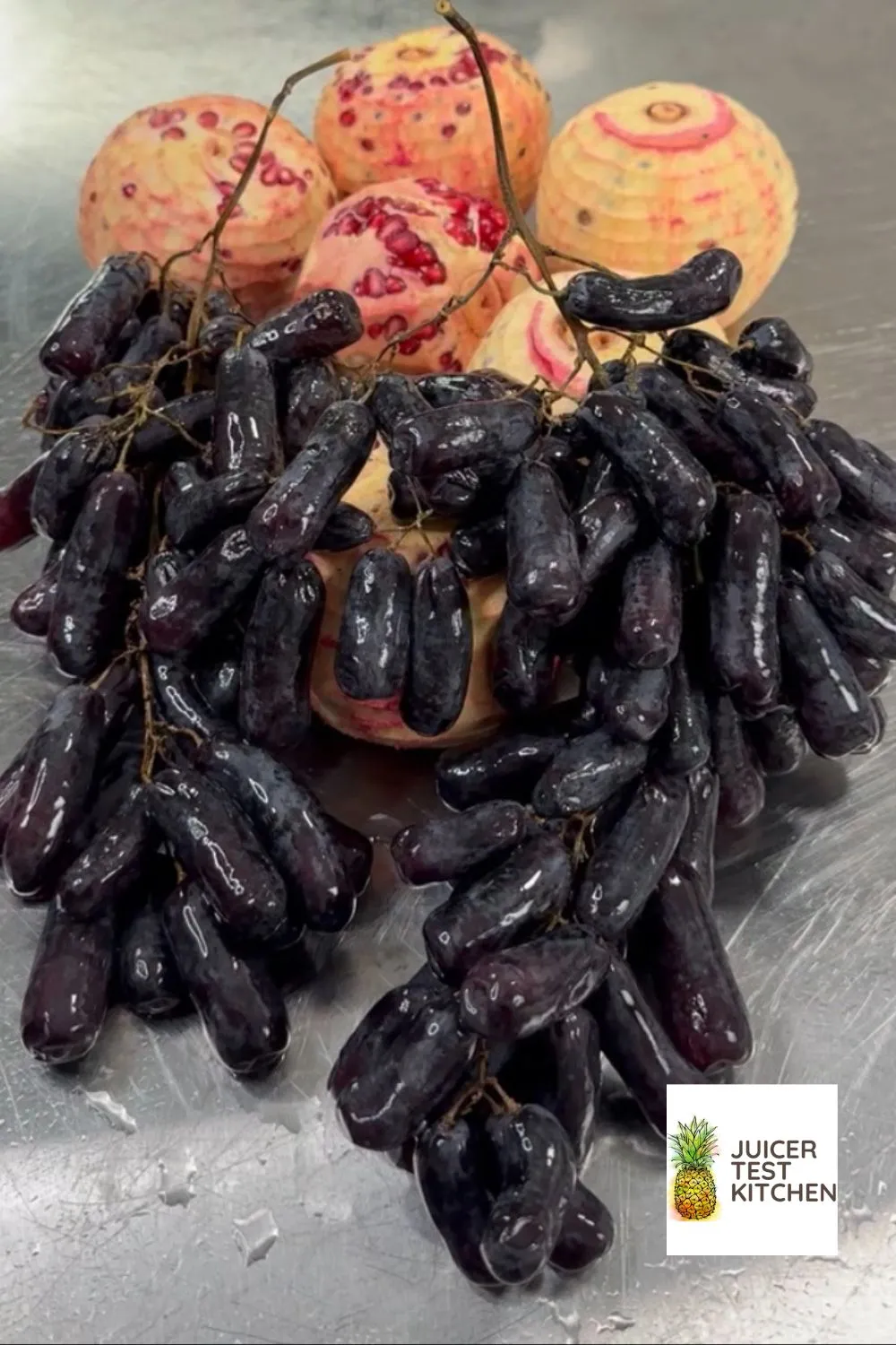 /img/26088-grape-juice-mask.webp