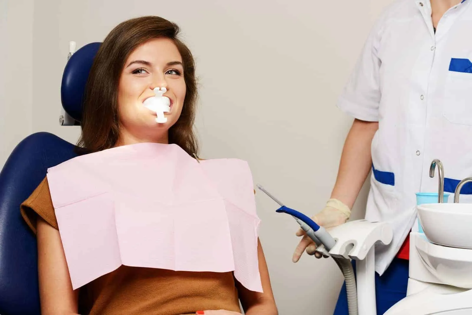 /img/26113-teeth-whitening-clinic-staff.webp